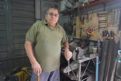 Es jubilado y busca respuestas de PAMI para conseguir la prótesis de su pierna